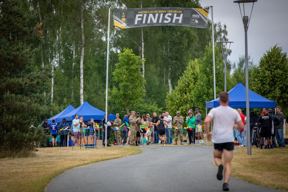 Runners race for a spot in the Army Ten Mile qualifier