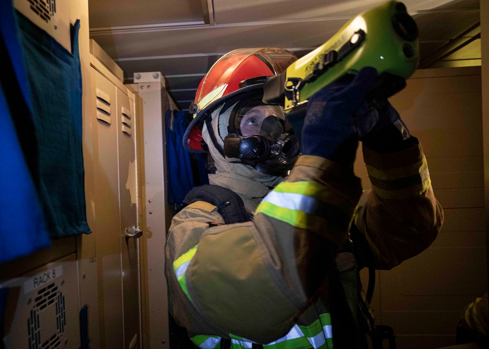 USS Hershel &quot;Woody&quot; Williams (ESB 4) conducts a firefighting drill