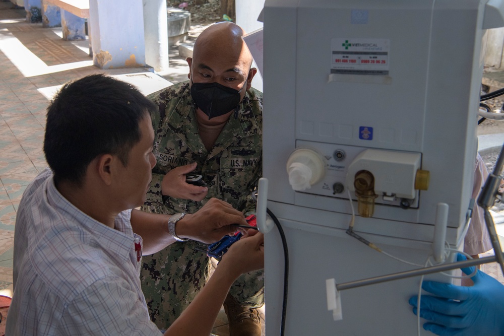 DVIDS Images U.S. Navy and Vietnamese Medical Technicians Perform