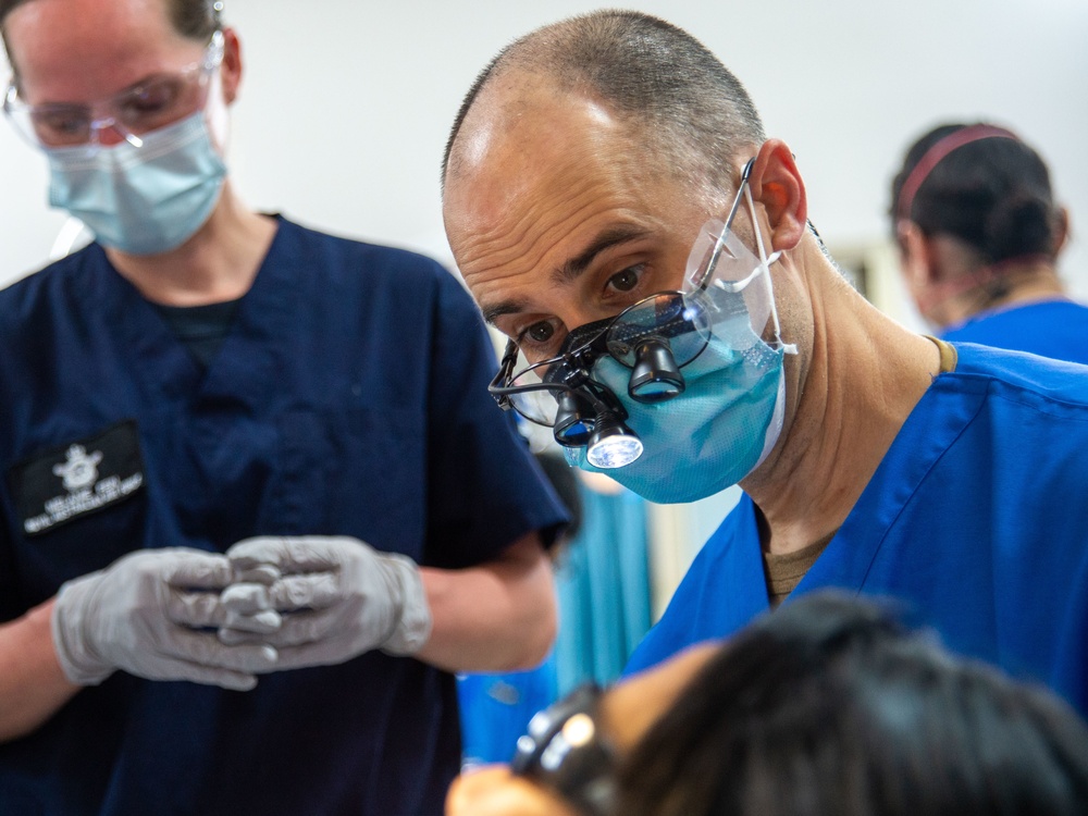 U.S. Navy and Australian Dentists Provide Dental Care to Vietnamese Children During PP22