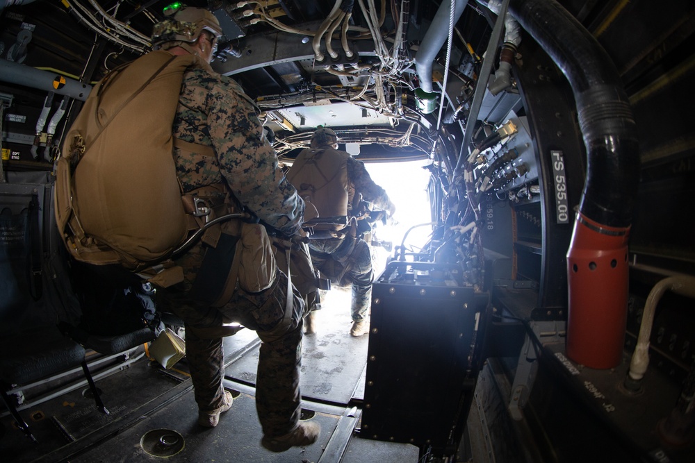 DVIDS - Images - Amphibious Reconnaissance Platoon Military Freefall ...