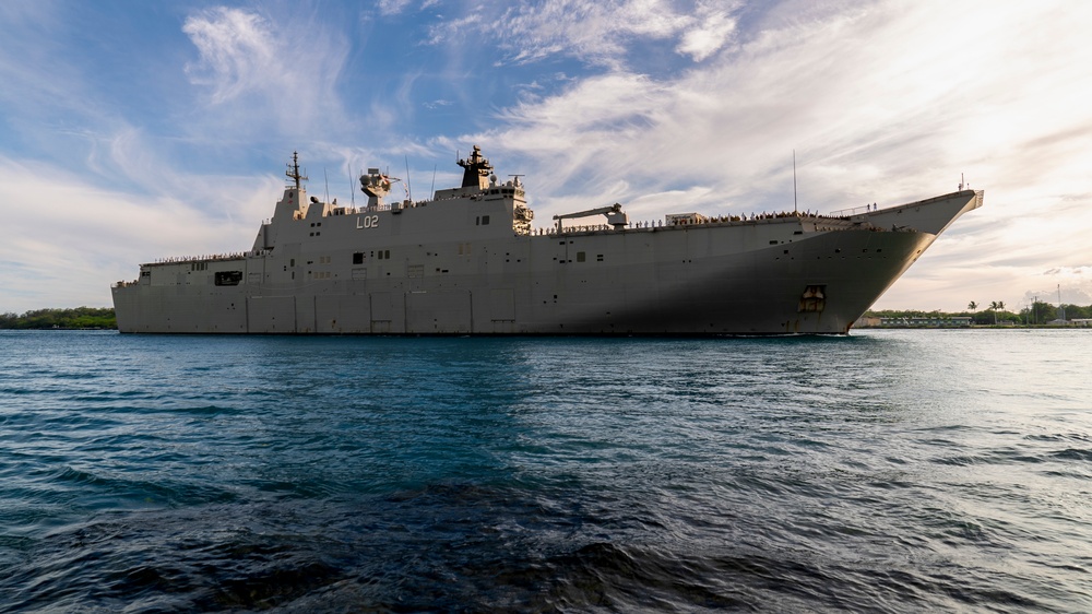 HMAS Canberra (L02) arrives at Pearl Harbor for RIMPAC 2022