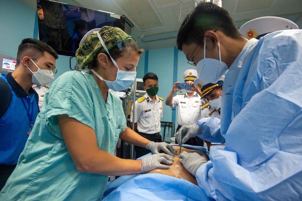 Vietnamese Hospital Ship Leaders Tour USNS Mercy During Pacific Partnership 2022