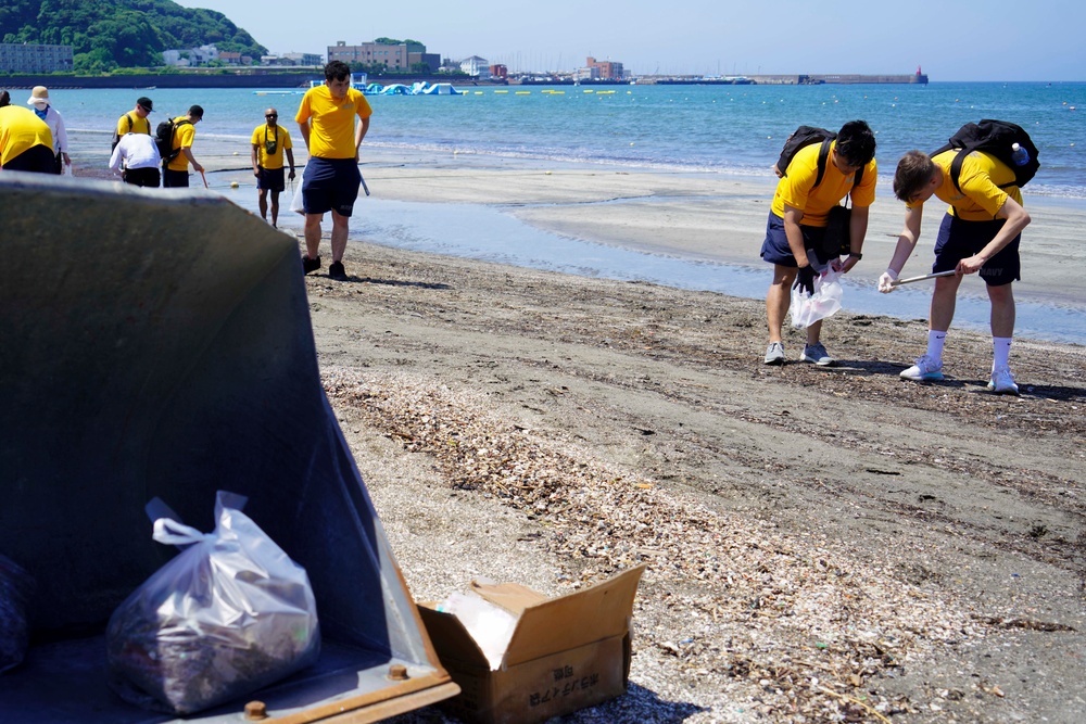 CFAY Sailors pick up trash at the Zushi Beach clean-up