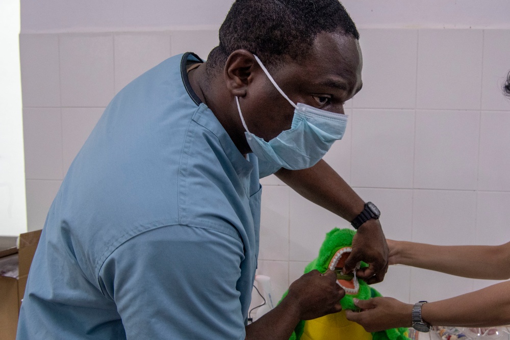 Pacific Partnership 2022 and Vietnamese Dental Staff Provide Care at Vietnamese Hospital