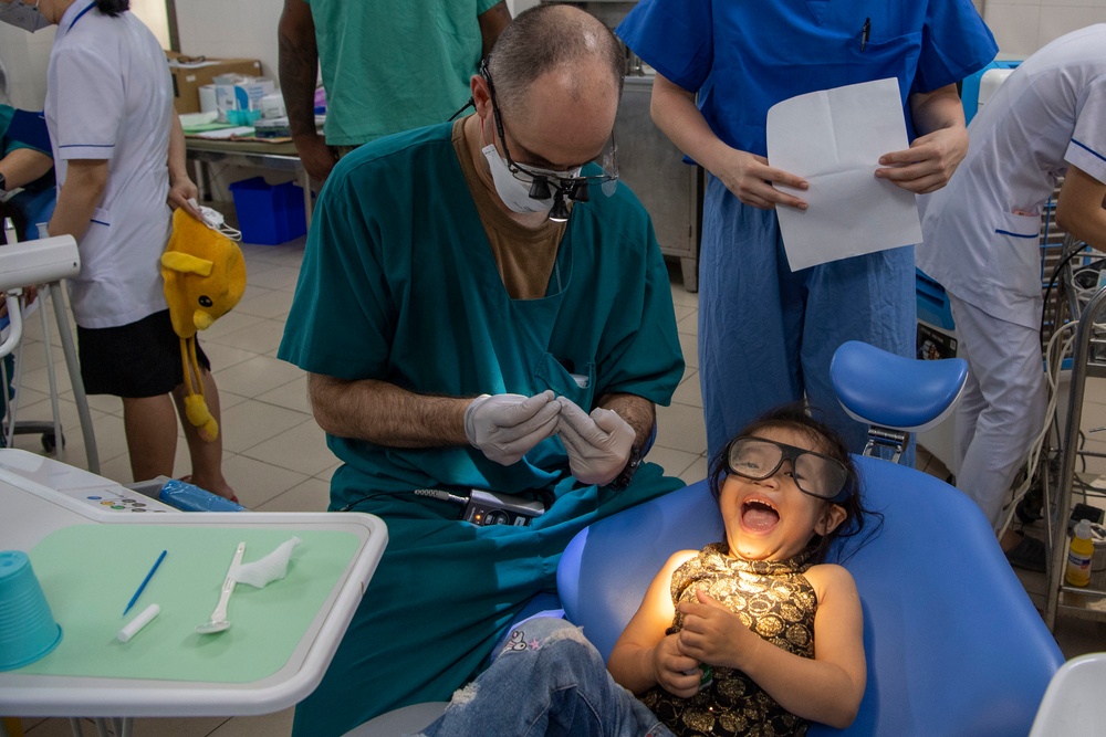 Pacific Partnership 2022 and Vietnamese Dental Staff Provide Care at Vietnamese Hospital