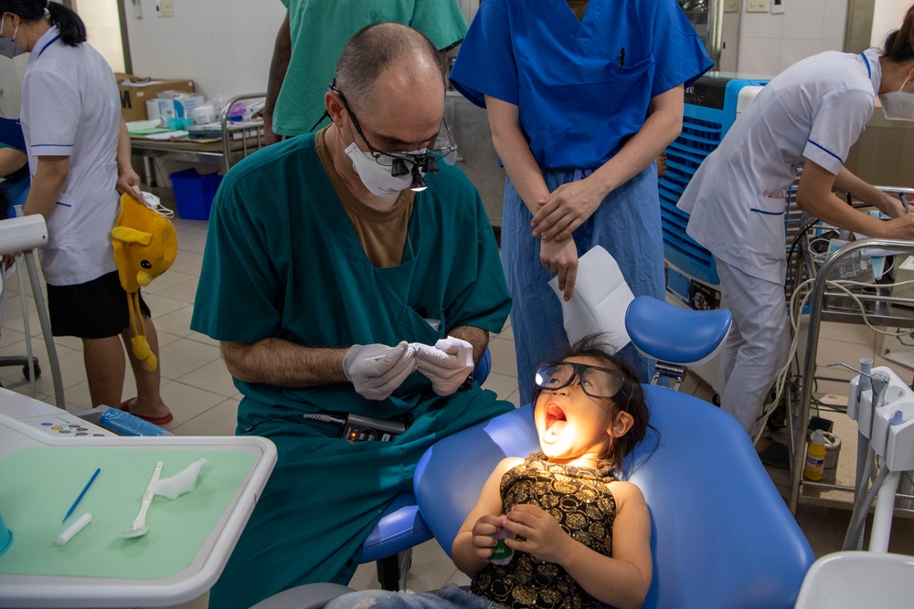 Pacific Partnership 2022 and Vietnamese Dental Staff Provide Care at Vietnamese Hospital