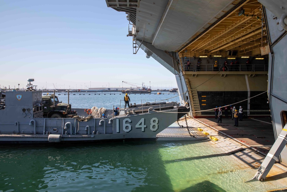 Makin Island Conducts Stern-gate Marriage