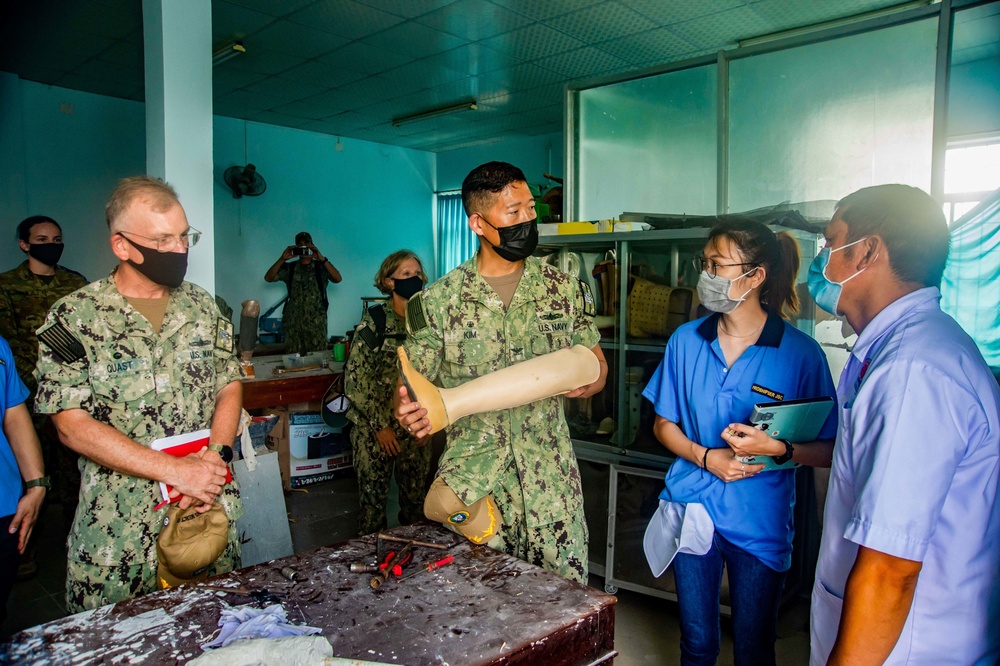 Pacific Partnership Leaders Visit Vietnamese Hospital During Pacific Partnership 2022