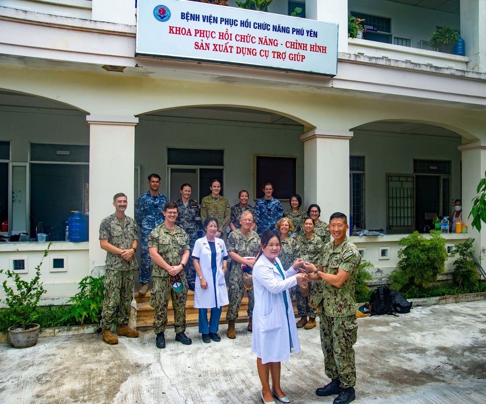 Pacific Partnership Leaders Visit Vietnamese Hospital During Pacific Partnership 2022