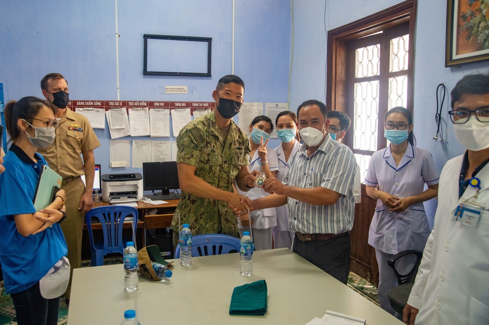 Pacific Partnership Leaders Visit Vietnamese Hospital During Pacific Partnership 2022