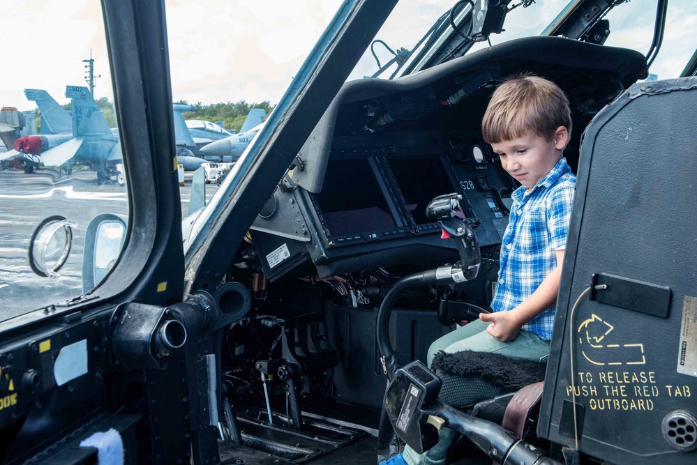 USS Ronald Reagan (CVN 76) hosts Naval Base Guam executive officer