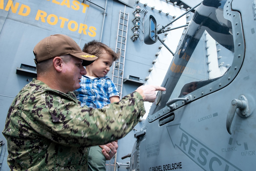 USS Ronald Reagan (CVN 76) hosts Naval Base Guam executive officer