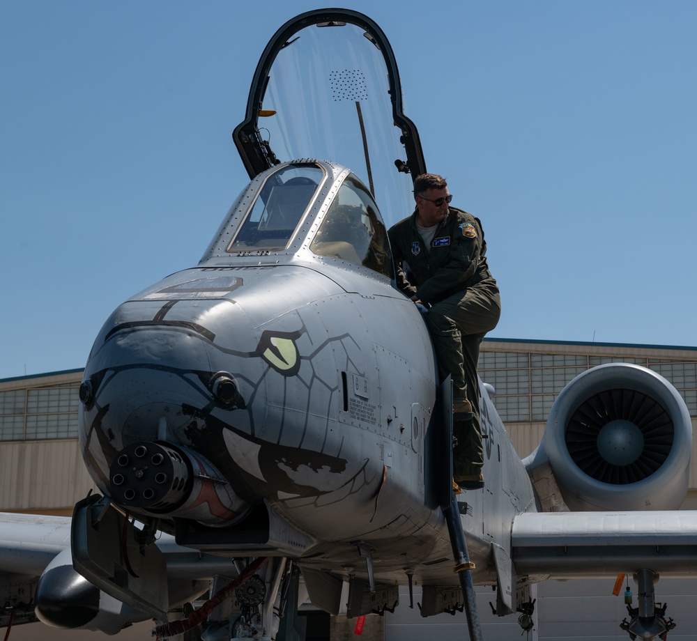 122nd Fighter Wing pilot flies last military flight