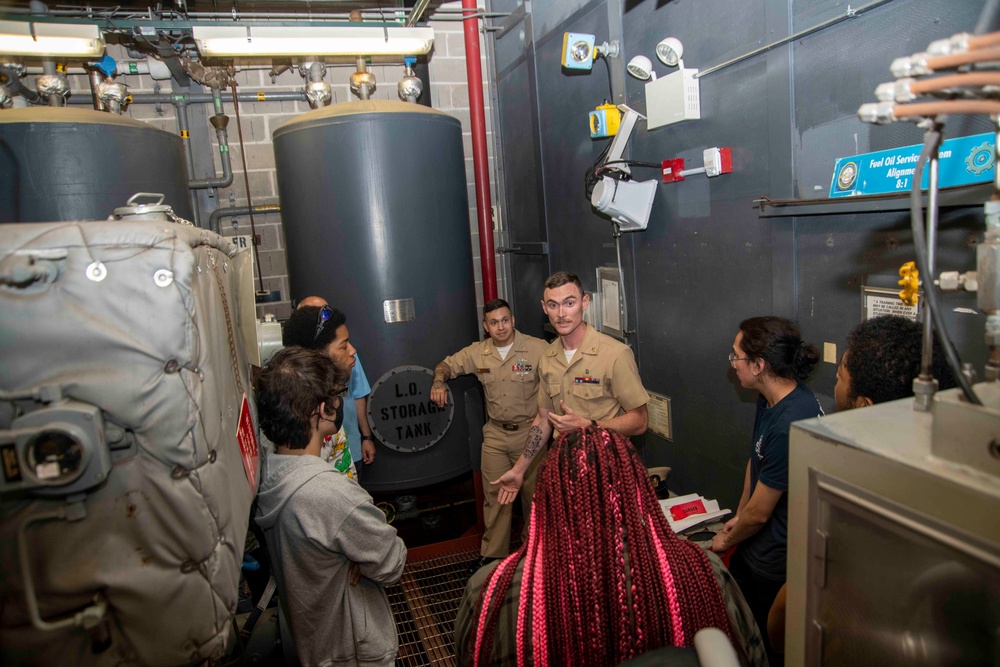 Union League of Chicago Boys and Girls Club tours NSGL