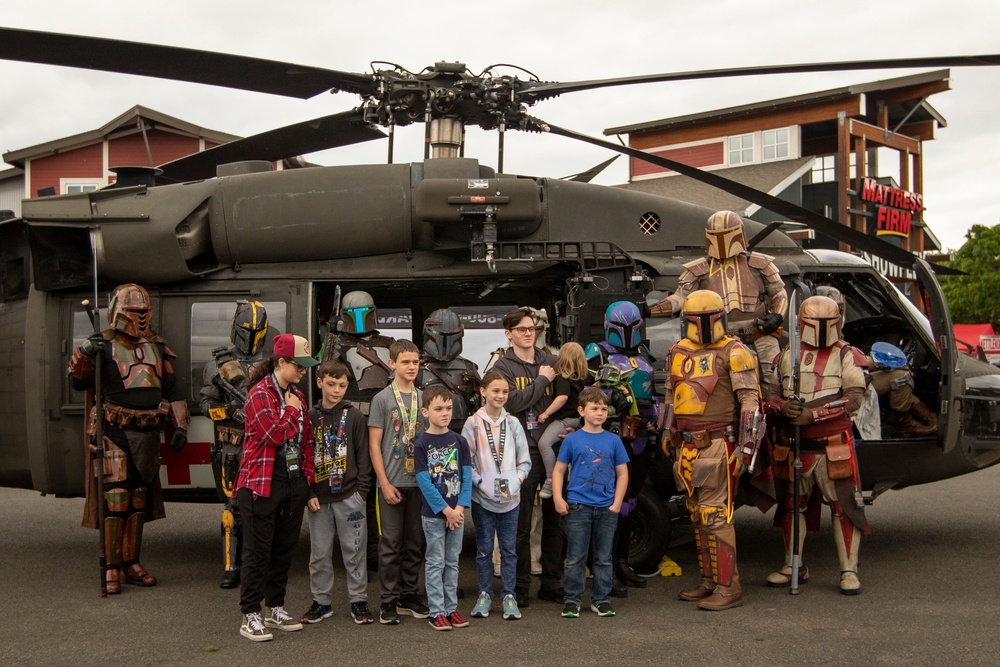 Robots, aliens, and Stormtroopers: Washington National Guard Soldiers at Summer Con 2022