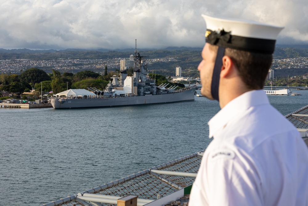 HMAS Canberra arrives at Pearl Harbor