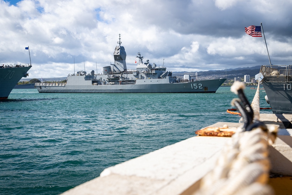 HMAS Warramunga arrives at Pearl Harbor