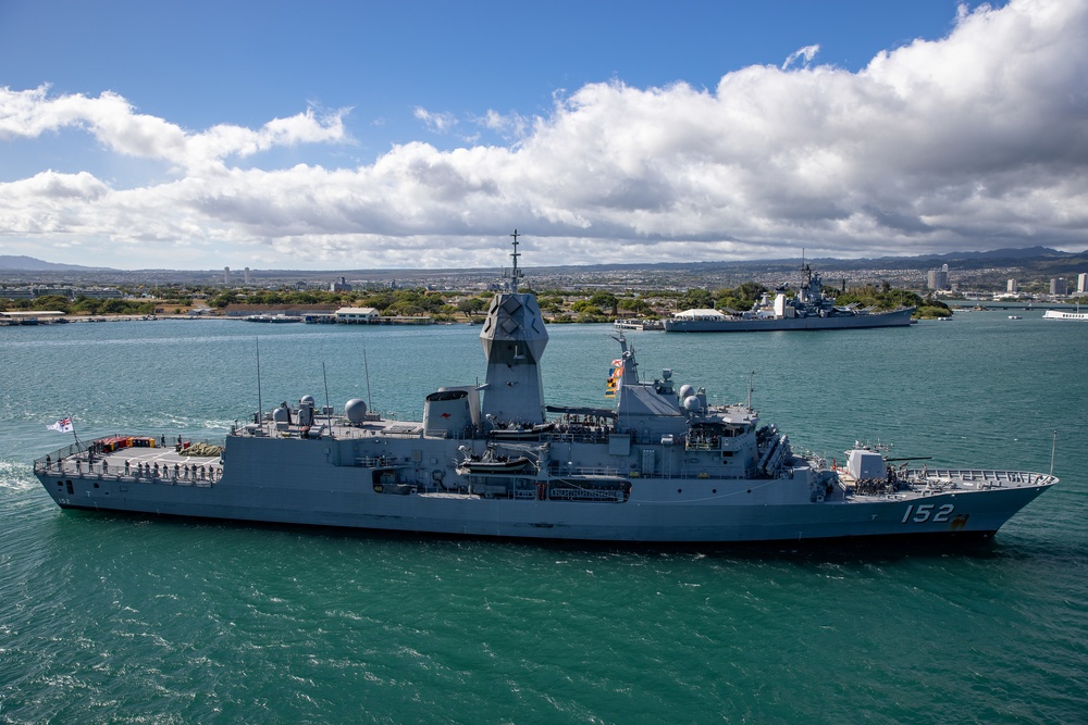 HMAS Warramunga arrives at Pearl Harbor