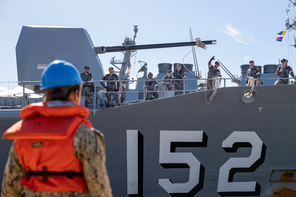 HMAS Warramunga arrives at Pearl Harbour