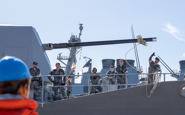 HMAS Warramunga arrives at Pearl Harbour
