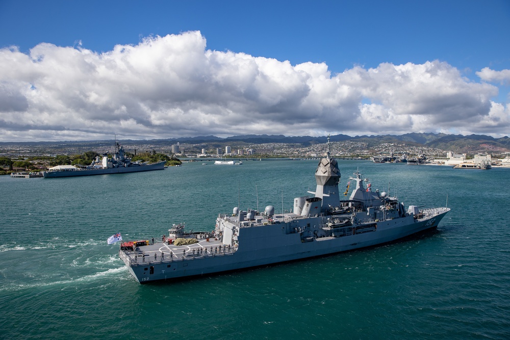 HMAS Warramunga arrives at Pearl Harbor