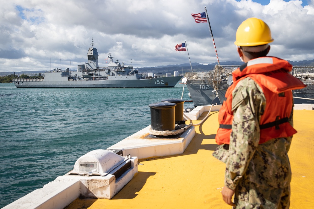 HMAS Warramunga arrives at Pearl Harbor