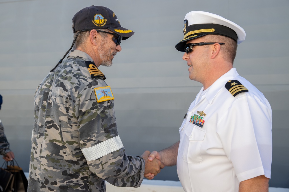 HMAS Warramunga arrives at Pearl Harbour