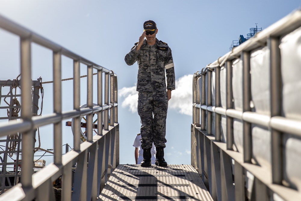 HMAS Warramunga arrives at Pearl Harbour