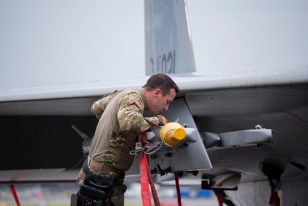 142nd AMXS Airmen compete in weapons load competition