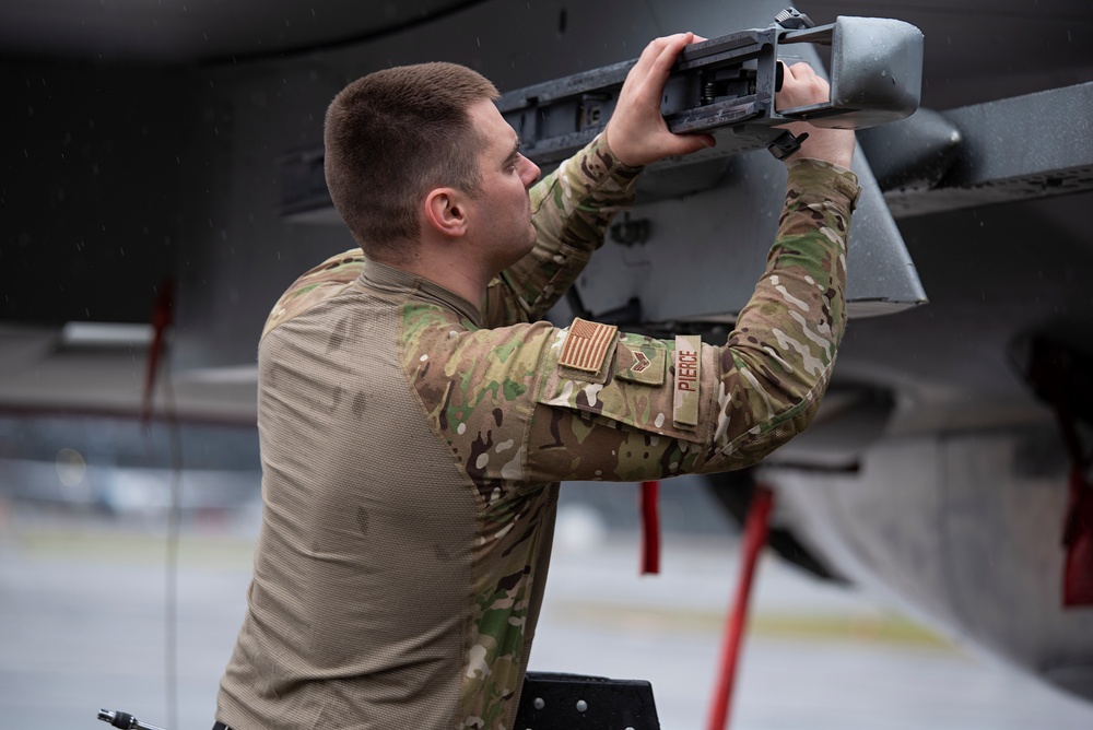 142nd AMXS Airmen compete in weapons load competition