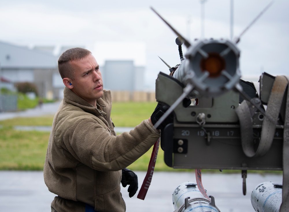 142nd AMXS Airmen compete in weapons load competition