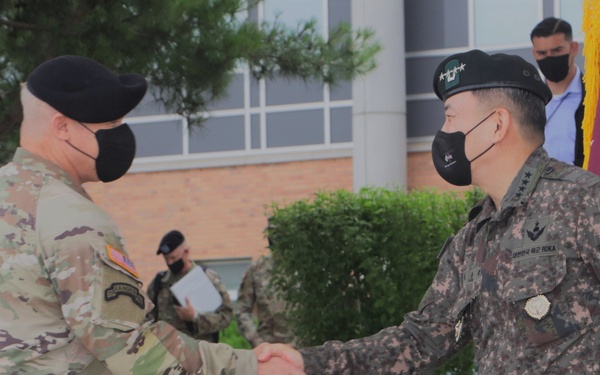 UNC/CFC/USFK commander welcomes ROK JCS chairman