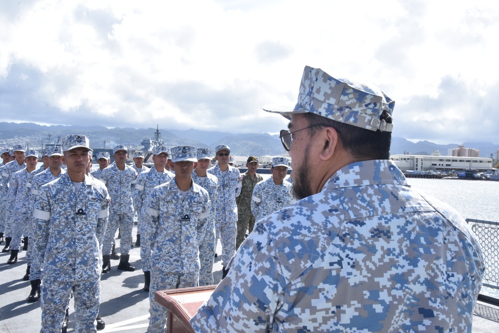 Royal Malaysian Navy Chief Speaks to KD Lekir Crew During RIMPAC 2022