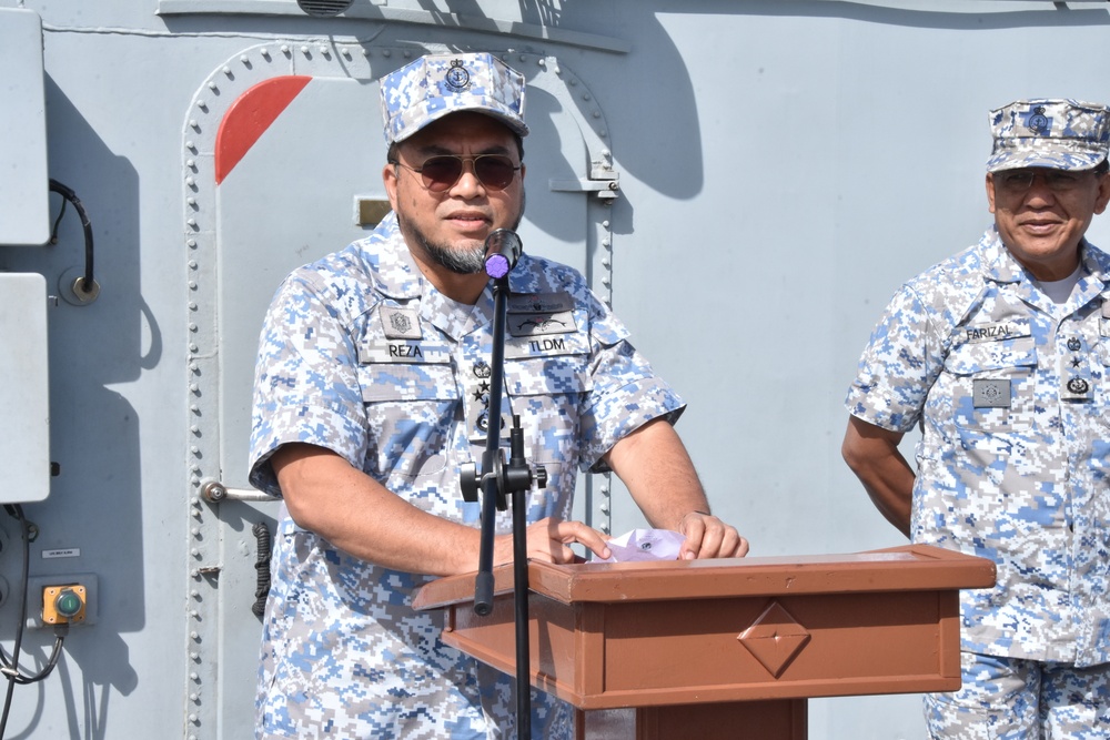 Royal Malaysian Navy Chief Speaks to KD Lekir Crew During RIMPAC 2022