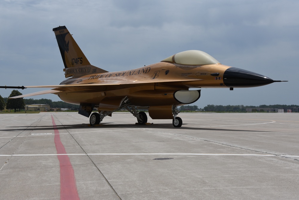 The return of the gold F-16