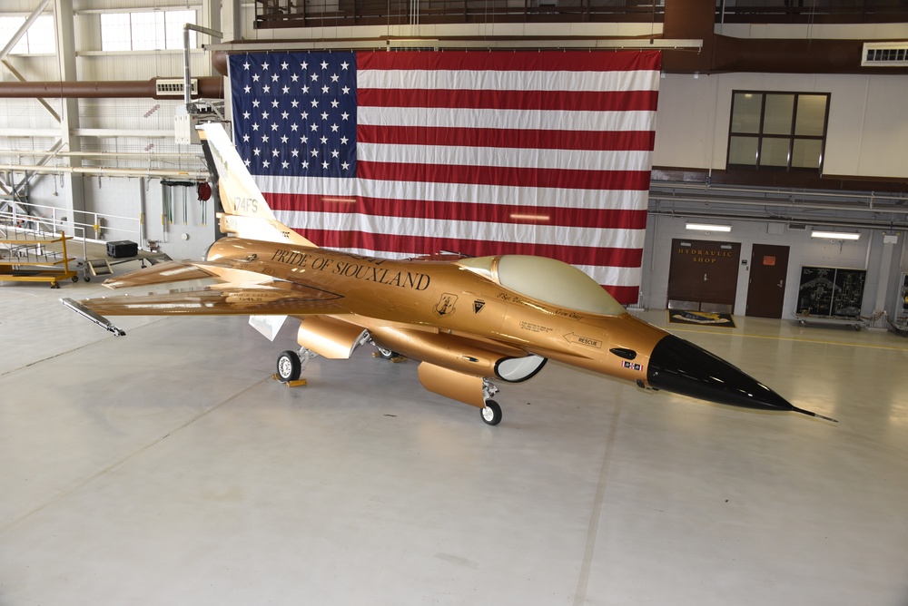 Gold Iowa ANG F-16