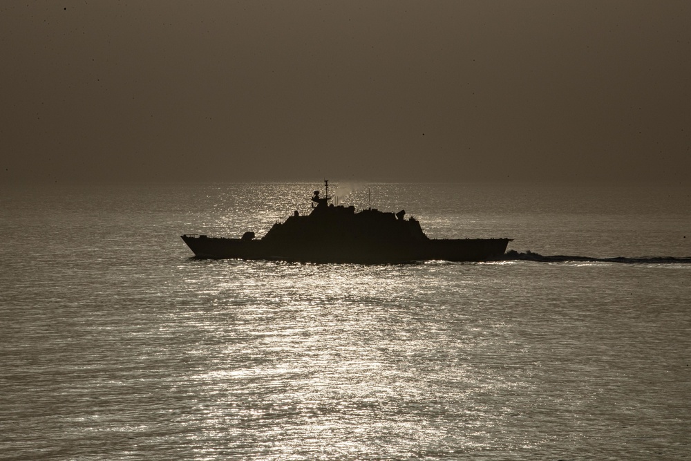 USS Sioux City Transits the Strait of Hormuz
