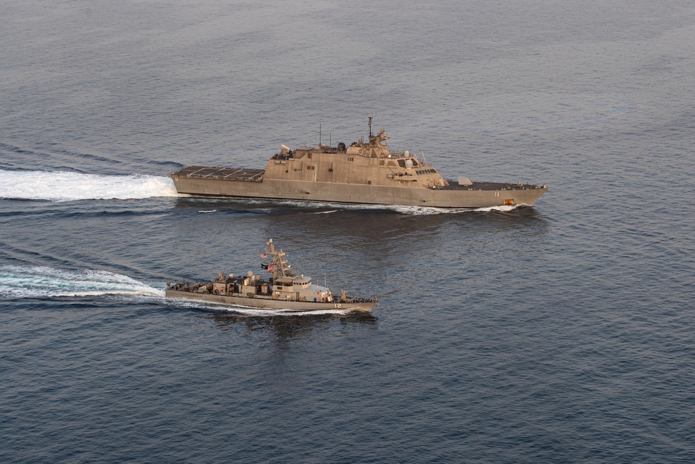 USS Sioux City Transits the Strait of Hormuz