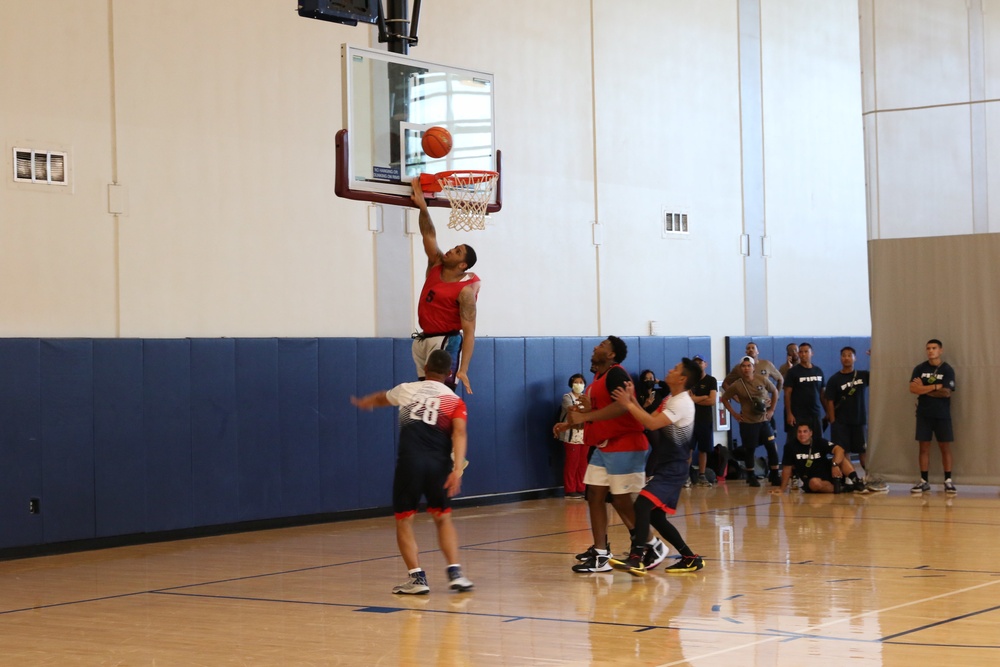 Philippine Navy frigate BRP Antonio Luna and USS Abraham Lincoln Sailors participate in a basketball game during RIMPAC 2022