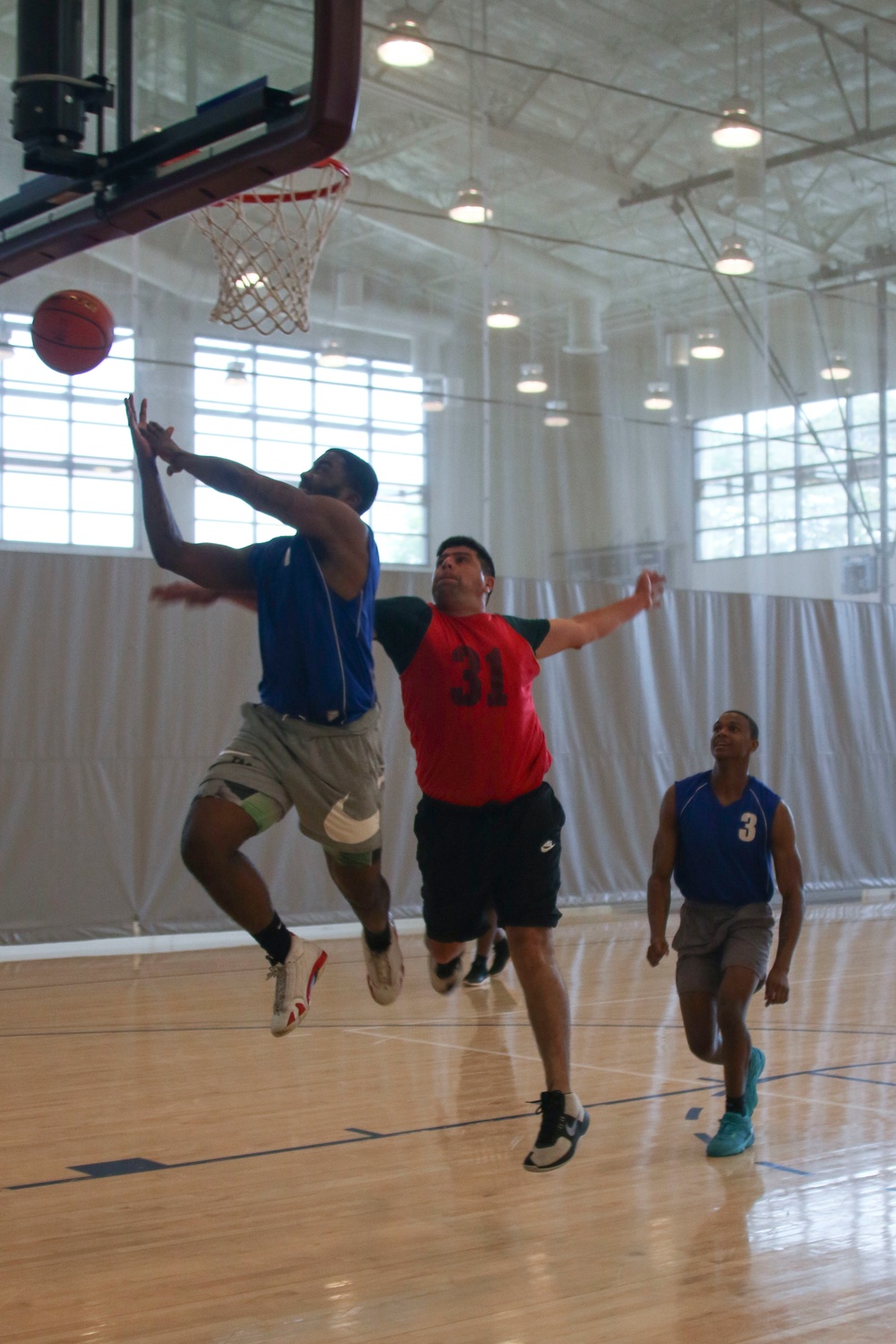 USS Abraham Lincoln, CNS Almirante Lynch compete in a basketball game during RIMPAC 2022