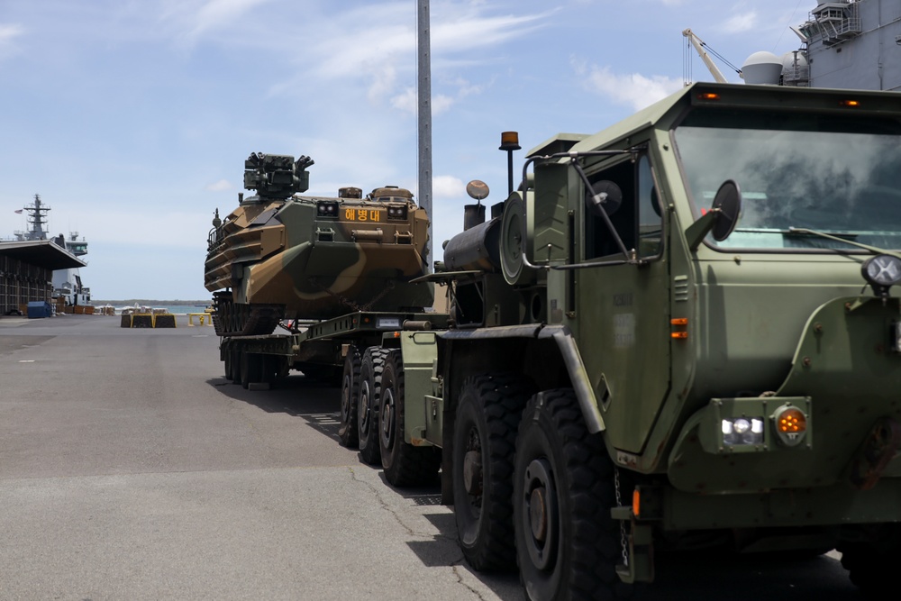 RIMPAC 2022: ROK and U.S. Marines Onload ROK AAV’s