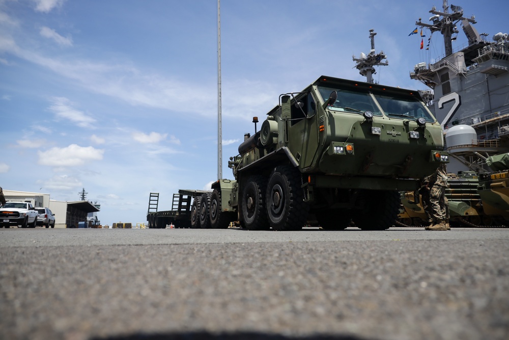 RIMPAC 2022: ROK and U.S. Marines Onload ROK AAV’s