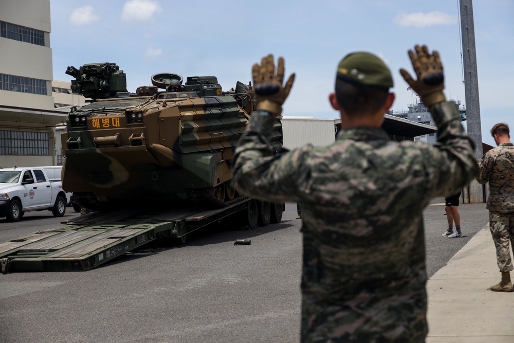 RIMPAC 2022: ROK and U.S. Marines Onload ROK AAV’s