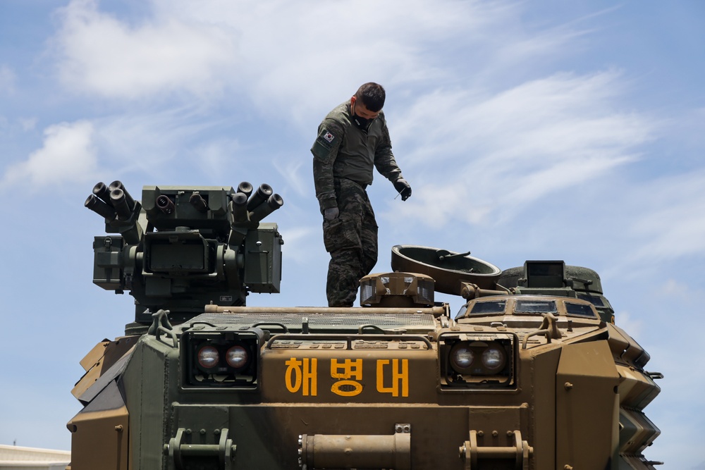 RIMPAC 2022: ROK and U.S. Marines Onload ROK AAV’s