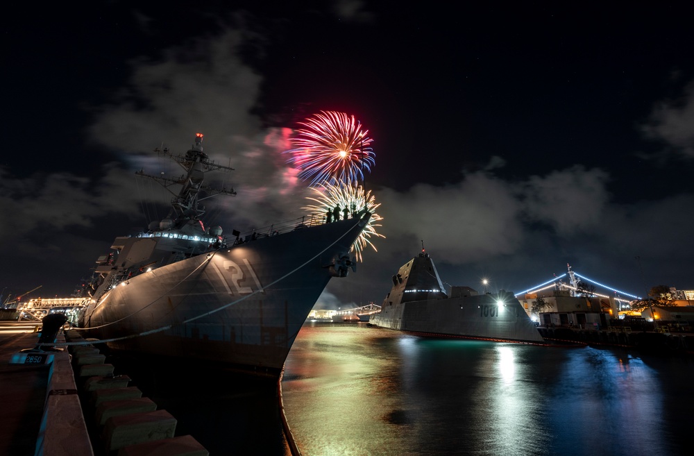 DVIDS Images RIMPAC 2022 4th of July Fireworks Show [Image 1 of 3]