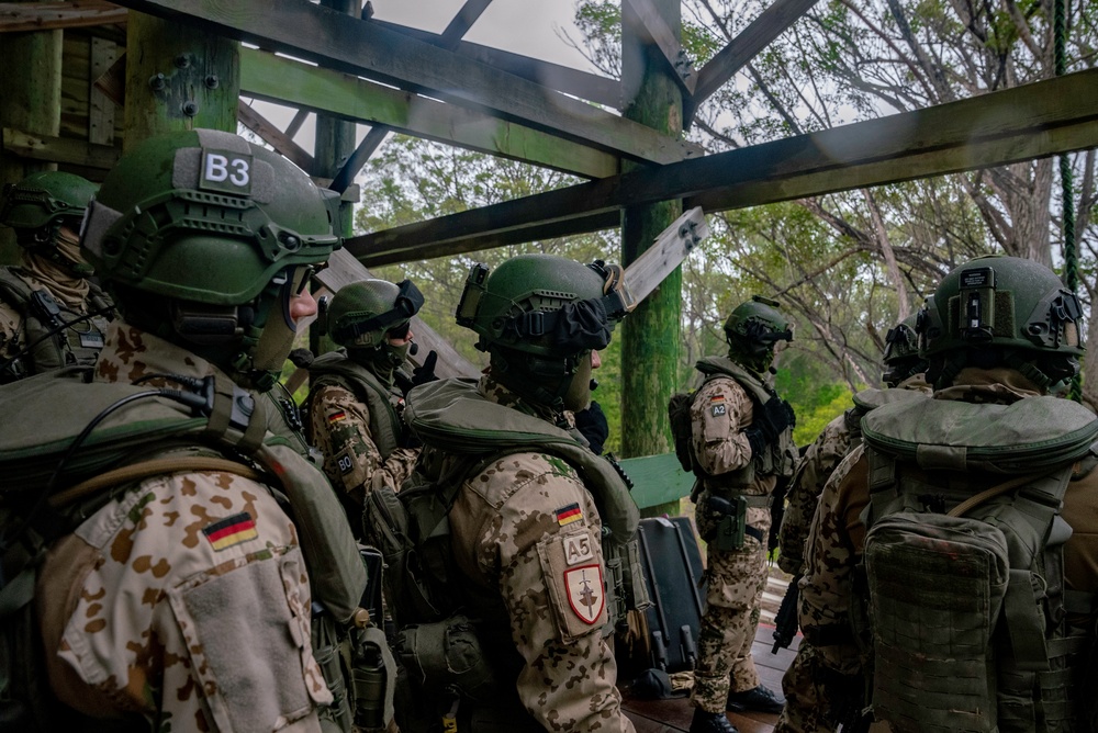 RIMPAC 2022: Multinational SOF Fast Rope Training RIMPAC 2022: Multinational SOF Fast Rope Training