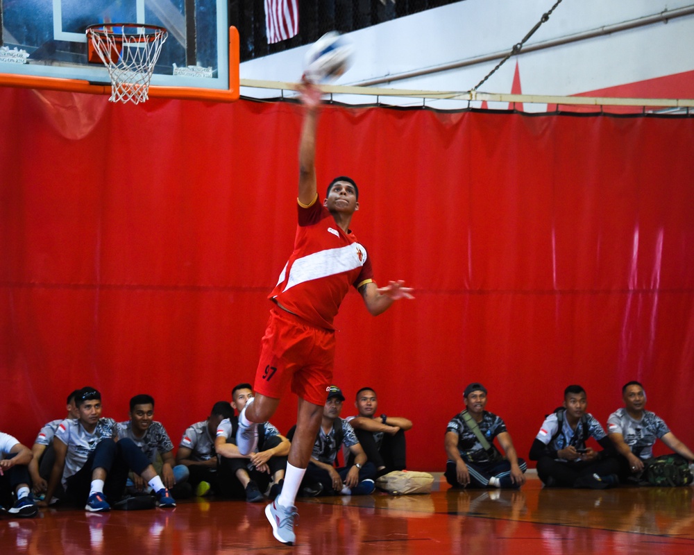 Indonesian and Peruvian Navy Sailors Compete in a Volleyball Tournament at RIMPAC 2022