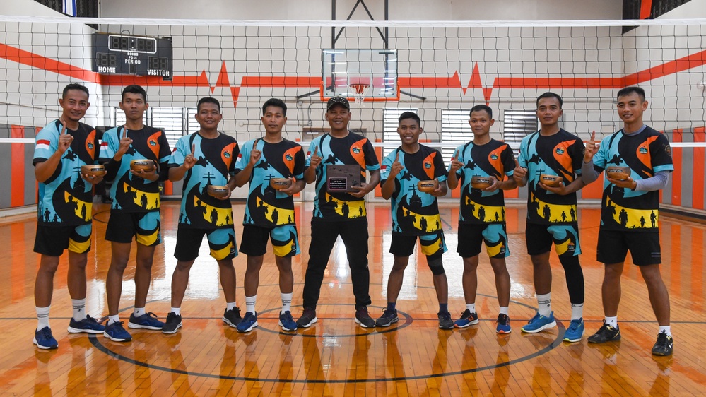 Indonesian and Peruvian Navy Sailors Compete in a Volleyball Tournament at RIMPAC 2022