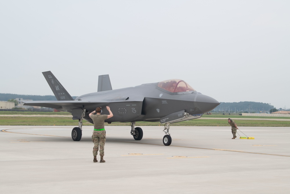 F-35s land at Kunsan AB, works with ROKAF